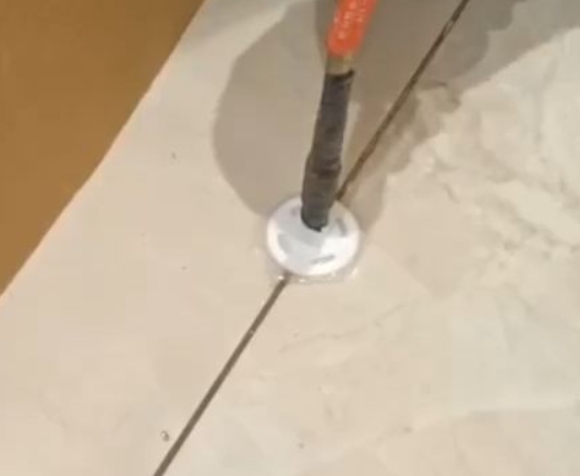 辰溪瓷砖空鼓维修公司专业解答瓷砖在铺贴过程中，如果没有涂抹均匀到位的粘结材料（如水泥砂浆或瓷砖胶），可能会导致以下问题