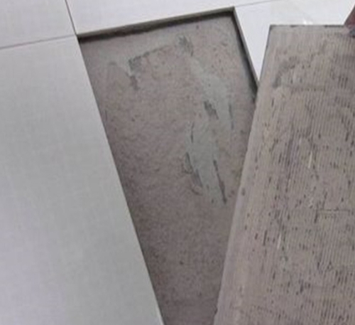 辰溪瓷砖空鼓维修公司分享瓷砖铺贴时如果打浆（即涂抹在瓷砖背面和基层上的砂浆或瓷砖胶）过少，会带来以下问题